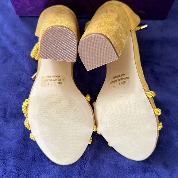 Yellow sandal style w/ block heel - Picture 5 of 6